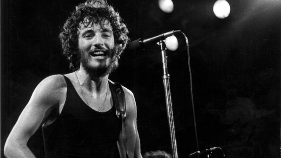Bruce Springsteen schwarz-weiß singt auf der Bühne