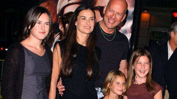 Schauspieler Bruce Willis und Demi Moore mit ihren Töchtern Scout Larue (re), Tallulah Belle (Mitte) und Rumur Willis (li, alle USA) während der Premiere des Kinofilms Bandits (Banditen) in Hollywood