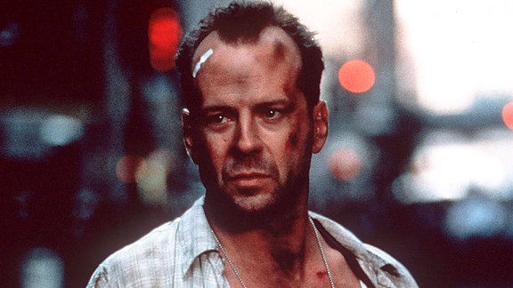 Bruce Willis als John McClane in einer Szene von Stirm langsam - Jetzt erst recht