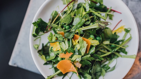 Brunnenkresse Salat mit Erbsen und orangefarbenem Käse