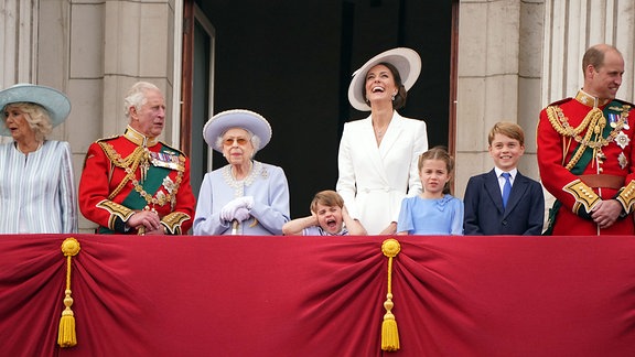 Camilla (l-r), Herzogin von Cornwall, Prinz Charles, Prinz von Wales, Königin Elizabeth II., Kate, Herzogin von Cambridge, Prinz Louis, Prinzessin Charlotte, Prinz George und Prinz William, Herzog von Cambridge, stehen auf dem Balkon des Buckingham Palastes am ersten Tag der Feierlichkeiten zum Platinjubiläum der Queen am 02.06.2022.