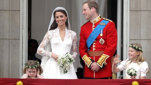Nach der kirchlichen Trauung zeigen sich Catherine und Prinz William von Großbritannien am 29.04.2011 auf dem Balkon des Buckingham Palast in London.