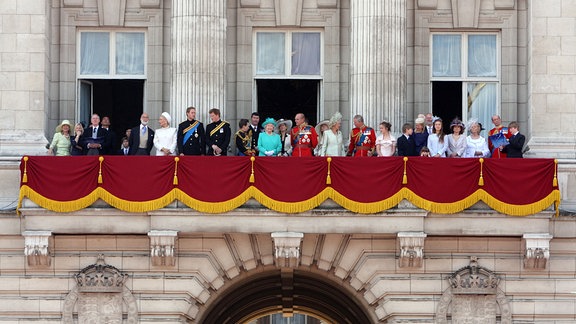 Die britische Königsfamilie beobachtet am Samstag, den 14. Juni 2008, einen Überflug vom Balkon des Buckingham Palace in London zum Abschluss des jährlichen Trooping the Colour.