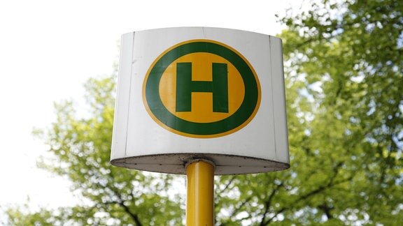 Haltestellenschild an einer Bushaltestelle