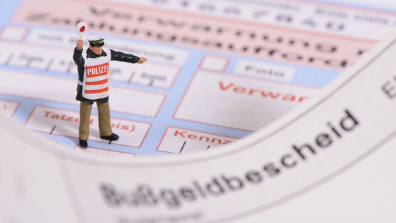 Spielzeugpolizist auf Bußgeldbescheid