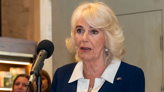 Die britische Königin Camilla spricht bei einer veranstaltung.