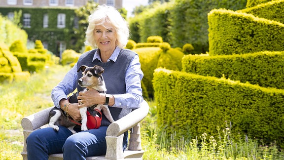 Camilla, Herzogin von Cornwall mit ihrem Hund Beth in Highgrove