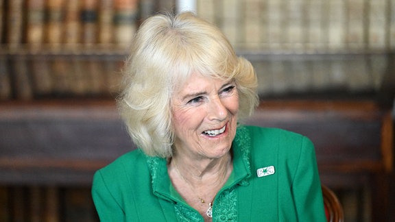 Königin Camilla lacht bei einem Besuch in der Robinson Library, um ihre Arbeit zur Förderung der Liebe zum Lesen in allen Altersgruppen im Rahmen eines zweitägigen Besuchs in Nordirland fortzusetzen. 