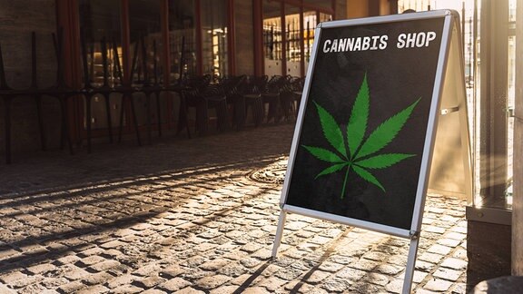 Schild vor einem Geschäft mit der Aufschrift: Cannabis Shop. 