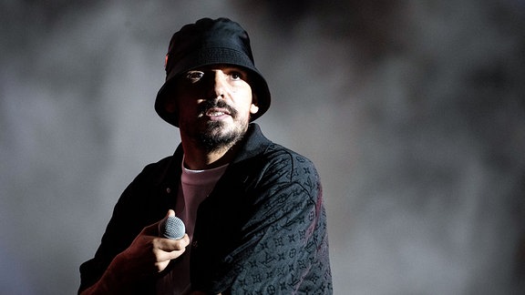 Rapper Capital Bra steht auf der Bühne des Spring Break Festival am Goitzschesee in Pouch.