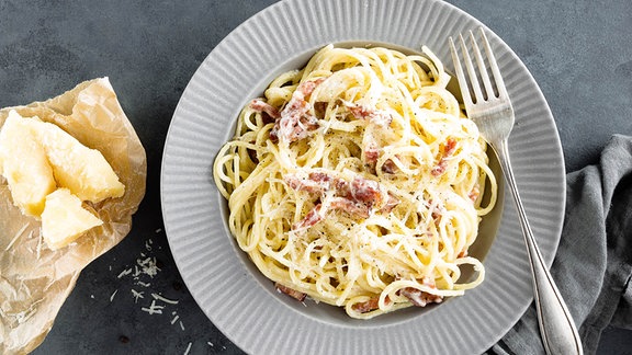 Ein Teller mit Spagetti Carbonara.