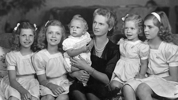 Scharzweiß Foto einer Mutter mit 5 Kindern