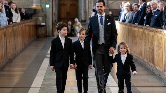 Carl Philip mit seinen Kindern in einer Kirche