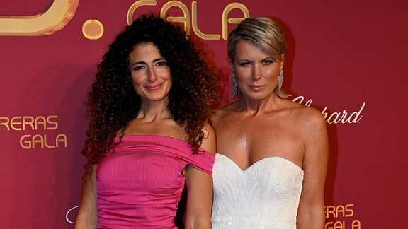 Moderatorin Marwa Eldessouky (l) und Moderatorin Kamilla Senjo kommen zur 29. Jose-Carreras-Gala. 