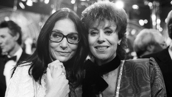 Caterina Valente (re.) mit Nana Mouskouri.