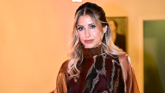 Cathy Hummels in einem braunen Abendkleid