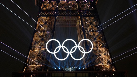 Celine Dion bei einem Auftritt auf dem Eiffelturm während der Eröffnungsfeier der Olympischen Sommerspiele 2024 in Paris.