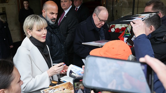 Charlene Lynette Grimaldi, Fürstin von Monaco, und Albert II. Fürst von Monaco geben Autogramme.