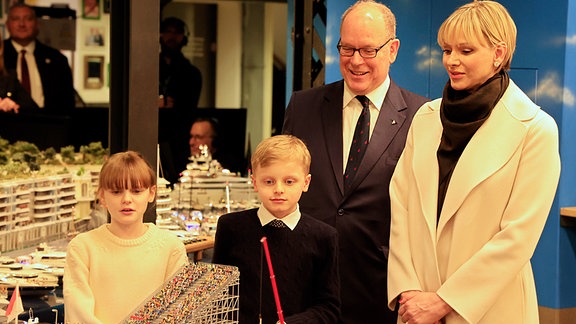 Fürst Albert II. von Monaco (2.v.r) und seine Gattin Charlene Lynette Grimaldi (r), Fürstin von Monaco, besichtigen zusammen mit ihren Kindern, den Zwillingen Gabriella (l) und Jacques (2.v.l) die neue Monaco-Welt im Miniatur Wunderland.