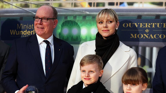 Fürst Albert II. von Monaco (l) und seine Gattin Charlene Lynette Grimaldi (2.v.r), Fürstin von Monaco, stehen zusammen mit ihren Kindern, den Zwillingen Gabriella (r) und Jacques (2.v.l) auf dem Roten Teppich beim Empfang nach der Eröffnung der neuen Monaco-Welt im Miniatur Wunderland.