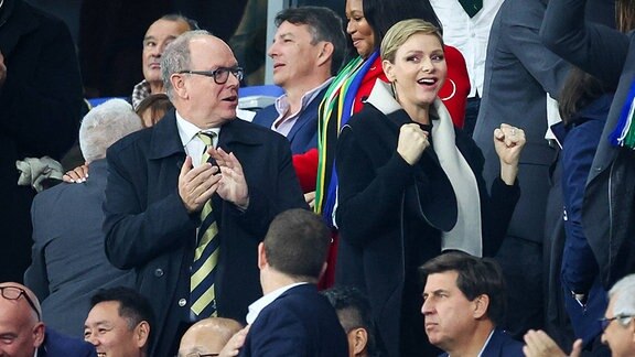 Fürst Albert II. und Fürstin Charlène jubeln bei einem Rugbyspiel.