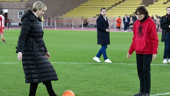Fürstin Charlène und Prinzessin Stéphanie kicken sich einen fussball zu