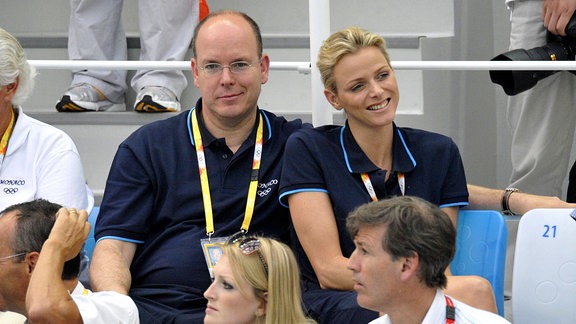 Fürst Albert II. von Monaco und Charlene Wittstock nehmen am 12. August 2008 am vierten Tag des Schwimm- und Wasserspringens der XXIX. Olympischen Spiele im Nationalen Olympischen Schwimmzentrum in Peking, China, teil.