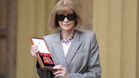 Anna Wintour, Chefredakteurin der Vogue, posiert mit einer Auszeichnung für ein Foto.