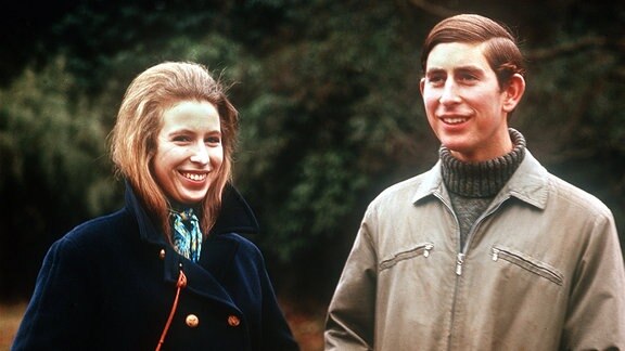 Der britische Thronfolger Prinz Charles (21) und seine Schwester Prinzessin Anne (19) im Februar 1970 auf dem Gelände von Schloß Sandringham in Norfolk, England.