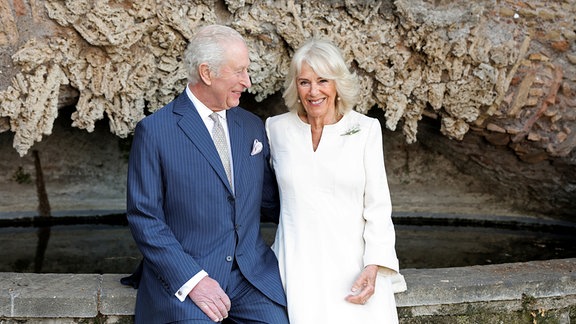 Auf diesem vom Buckingham Palace zur Verfügung gestellten Foto posieren der britische König Charles III. und Königin Camilla für ein Foto in der Villa Wolkonsky in Rom.