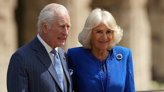 Der britische König Charles III. und Königsgemahlin Camilla, stehen vor dem Kolosseum.