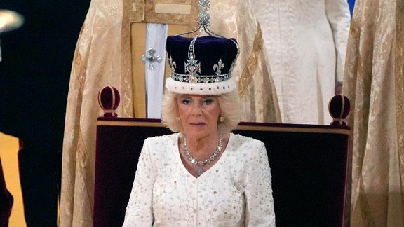 Die britische Königin Camilla schaut zu, nachdem sie während ihrer Krönungszeremonie in Westminster Abbey, London, vom Erzbischof von Canterbury, Justin Welby, mit der Krone der Königin Maria gekrönt wurde.
