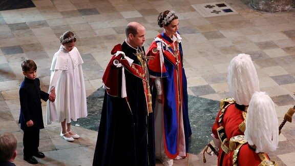 William, Prinz von Wales, und Kate, Prinzessin von Wales, gehen mit ihren Kindern Prinzessin Charlotte und Prinz Louis in die Westminster Abbey vor der Krönungszeremonie von König Charles III. und Königsgemahlin Camilla.