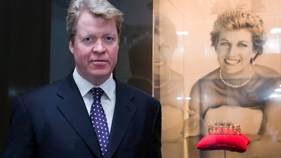 Earl Charles Spencer, Bruder der verstorbenen Diana, Prinzessin von Wales, steht neben einem Porträt seiner Schwester und ihrem Diadem in der Ausstellung „Diana: A Celebration“ in Budapest, 2009