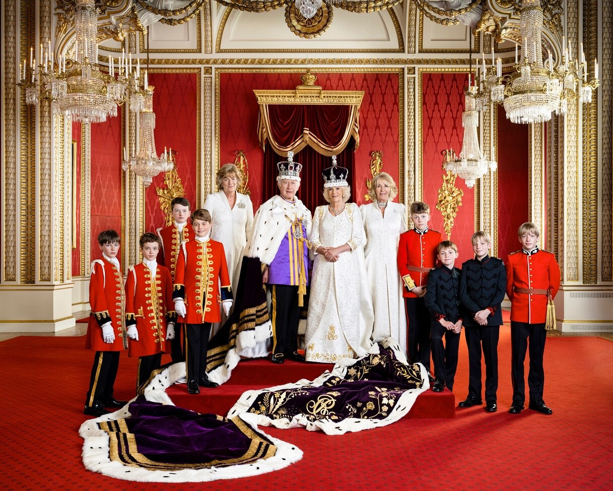 König Charles mit Camille und Hofstaat nach der Krönung