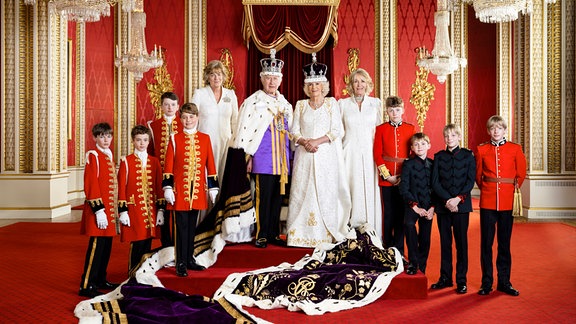 König Charles mit Camille und Hofstaat nach der Krönung