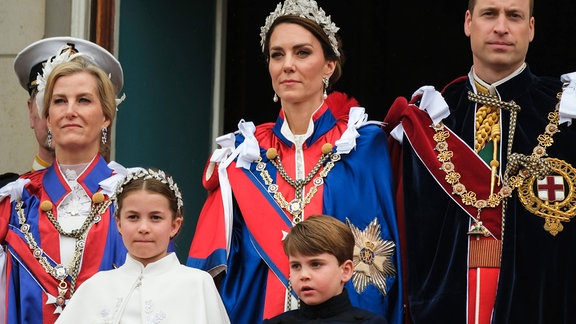  König Charles III und Königin Camilla, Prinz William, Prince von Wales, Catherine, Prinzessin von Wales mit Prinzessin Charlotte und Prinz Louis, 2023