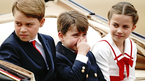 Prinz George, Prinz Louis und Prinzessin Charlotte während der "Trooping the Colour"-Zeremonie auf der Horse Guards Parade in der Kutsche am 17.06.2023.