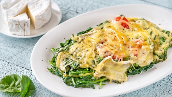 Mit Käse gebackene Eier mit Spinat und Tomaten, Mit Käse gebackene Eier mit Spinat und Tomaten