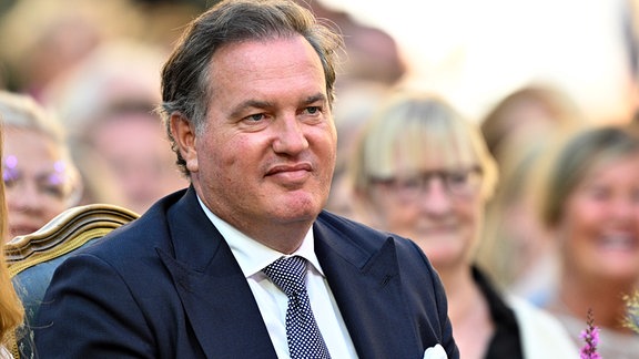 Chris O'Neill beim Victoriakonserten (dt. "Victoria-Konzert") anlässlich des 46. Geburtstags der schwedischen Kronprinzessin in der Burgruine von Schloss Borgholm