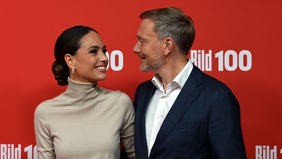 Christian Lindner (FDP), Bundesminister der Finanzen, und seine Frau Franca Lehfeldt kommen zu der Veranstaltung BILD100.