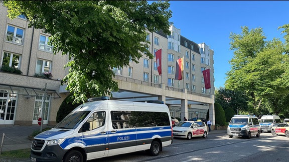 Polizeifahrzeugen stehen am Elysee-Hotel.