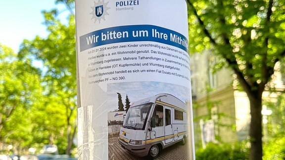 Die Polizei in Hamburg sucht mit Flyern und einem Foto nach einem Wohnmobil.