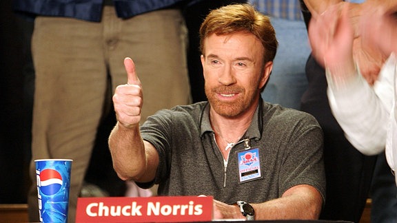 Chuck Norris gibt den Daumen hoch