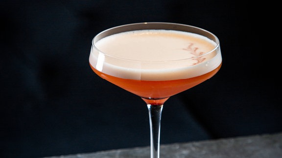 Ein Glas mit einem schaumigen Getränk