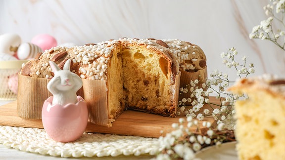 Colomba di Pasqua, italienisches Ostergebäck, auf einem geschmükten Teisch