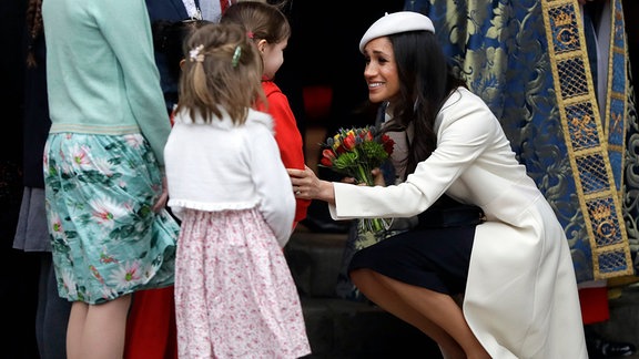 Meghan Markle erhält Blumen, als sie nach dem Commonwealth-Gottesdienst in der Westminster Abbey in London nach Hause geht