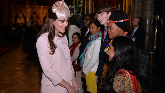 Die Herzogin von Cambridge spricht zu den Gästen, als sie die Commonwealth Observance in der Westminster Abbey verlässt