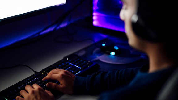 Junge spielt am Computer