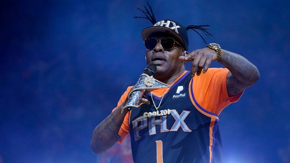 Raapper Coolio tritt in der Halbzeitpause eines NBA-Basketballspiels in Phoenix auf. 2019